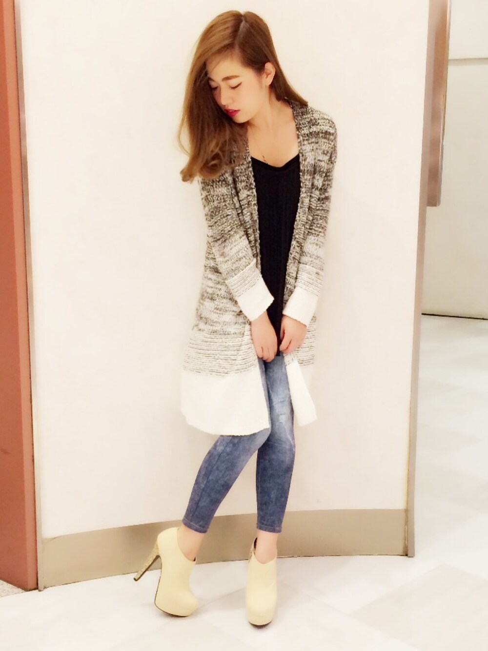 「ブーティ、ブーツ、エスペランサ、グリッター、ニットカーディガン、デニム、渋谷109、ショートブーツ、ESPERANZA」｜「ESPERANZAのアイテム（ブーティ、ゴールド系）」を使った、Taeさん（レディース・153cm）の秋コーディネートの1枚目の写真