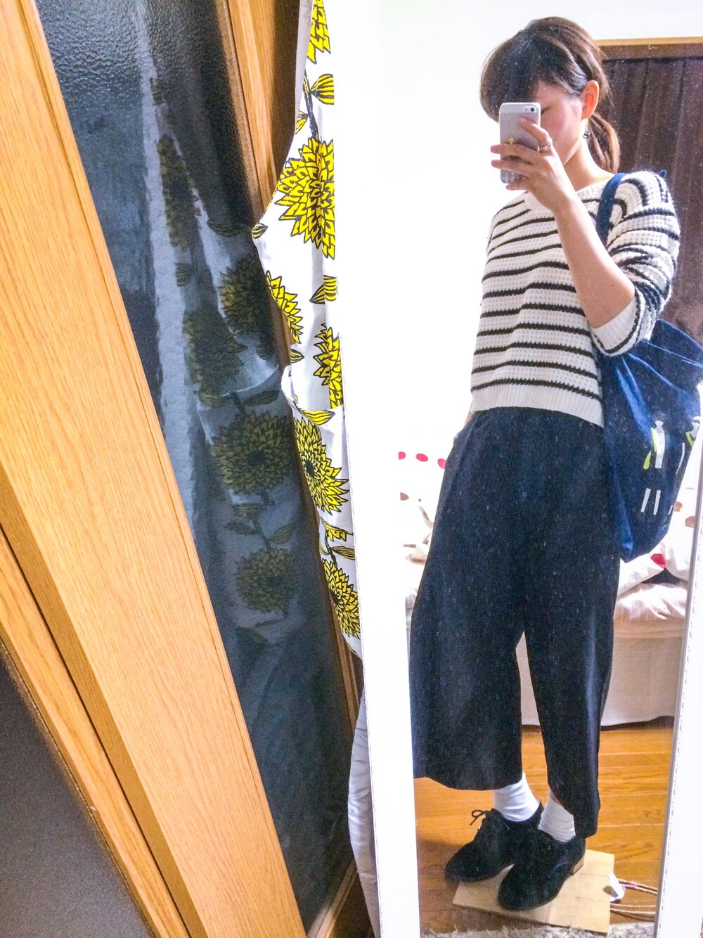 ホワイト系のニット/セーター、ブラック系のその他パンツ、ブラック系のシューズを着用したレディースの秋コーディネートの1枚目の写真