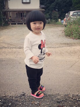 「UNIQLO（ユニクロ）のアイテム（Tシャツ/カットソー、ホワイト系）」を使った、Aliceさん（キッズ）の秋コーディネート