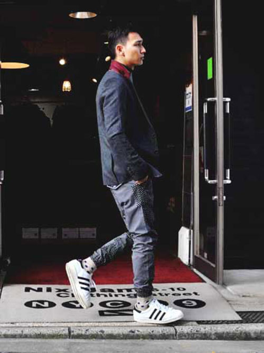 「テーラードジャケット、スニーカーコーデ、ジャケットスタイル、ジョガーパンツ」｜「SCOTCH & SODAのSCOTCH & SODA TAILORED JACKET（テーラードジャケット、グレー系）」を使った、柴咲大樹さん（メンズ・175cm）の冬コーディネートの1枚目の写真