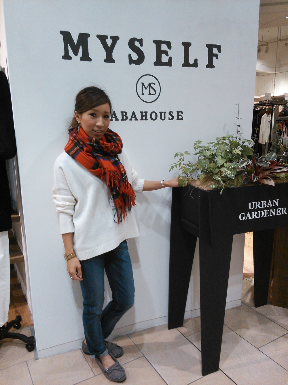「ニット、デニム、ミネトンカ、MYSELF」｜「MYSELF ABAHOUSEのLAMBSWOOL ﾌﾟﾙｵｰﾊﾞｰ（ニット/セーター、ホワイト系）」を使った、konomiさん（レディース・150cm）の秋コーディネートの1枚目の写真