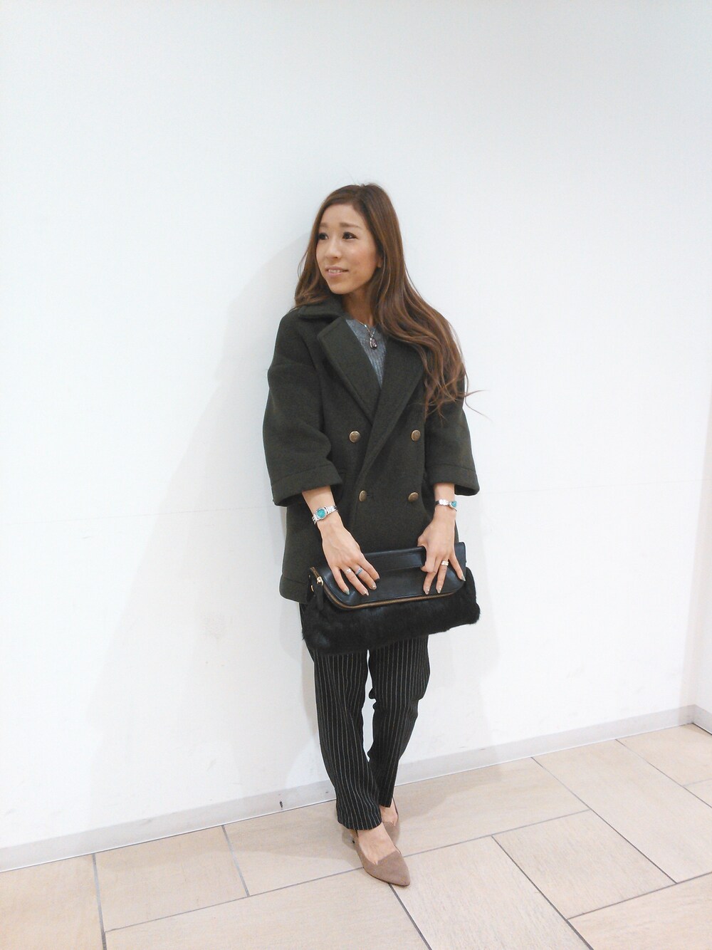 「everyday by collex/MYSELF ABAHOUSE(everyday by collex/MYSELF ABAHOUSE)、ストライプパンツ、グレーニット、ロンドントラディション」｜「MYSELF ABAHOUSEのRIB ﾌﾟﾙｵｰﾊﾞｰ（ニット/セーター、グレー系）」を使った、konomiさん（レディース・150cm）の冬コーディネートの1枚目の写真