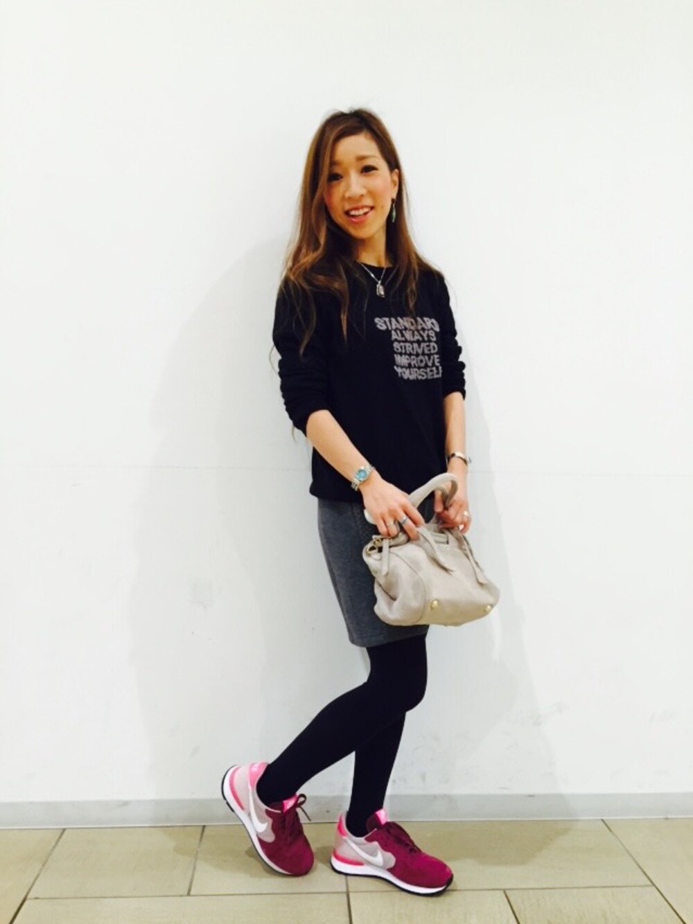 「ＭＹＳＥＬＦＡＢＡＨＯＵＳＥ、NIKE、スエードバッグ」｜「MYSELF ABAHOUSEのle vemis ｽｪｰﾄﾞﾊﾞｯｸ（ショルダーバッグ、グレー系）」を使った、konomiさん（レディース・150cm）の冬コーディネートの1枚目の写真