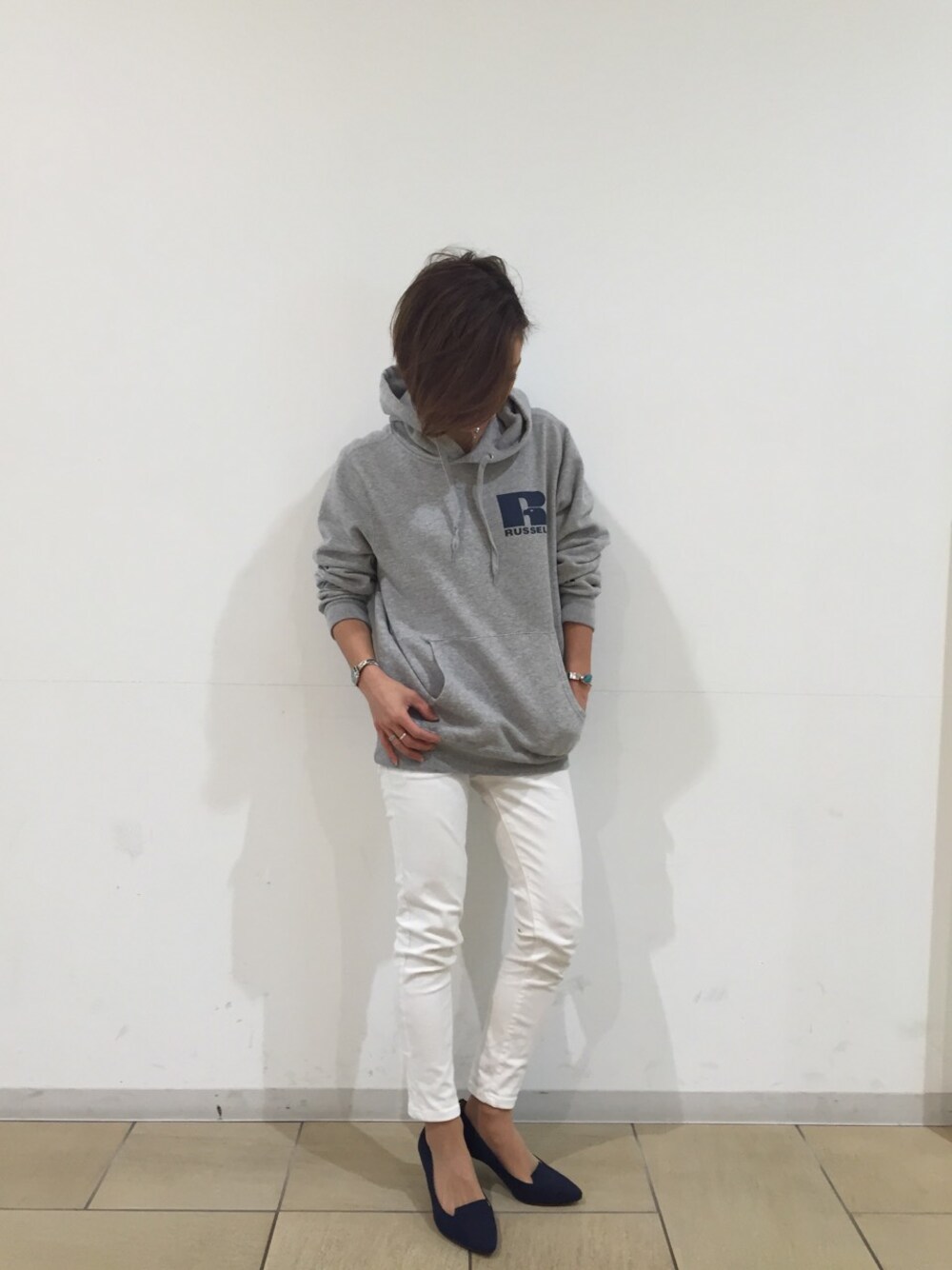 「ＭＹＳＥＬＦＡＢＡＨＯＵＳＥ、別注、russell、グレーのトレーナー」｜「MYSELF ABAHOUSEのRUSSELL 別注スウェットPULLパーカー（パーカー、グレー系）」を使った、konomiさん（レディース・150cm）の冬コーディネートの1枚目の写真