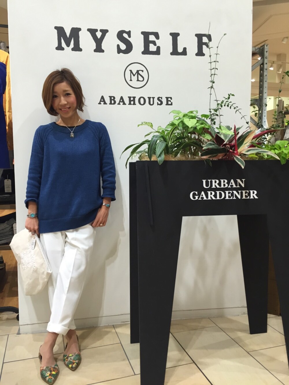 「indigo、インディゴ、ホワイトパンツ、白、ＭＹＳＥＬＦＡＢＡＨＯＵＳＥ、柄パンプス」｜「MYSELF ABAHOUSEのINDIGO KNIT ﾌﾟﾙｵｰﾊﾞｰ（ニット/セーター、ブルー系）」を使った、konomiさん（レディース・150cm）の冬コーディネートの1枚目の写真