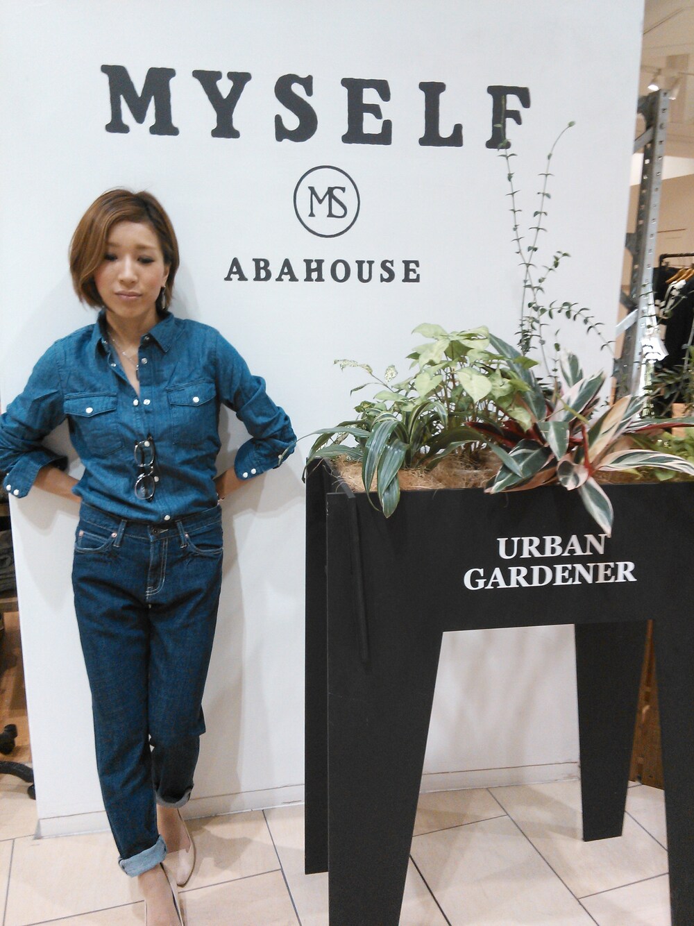 「デニム、デニム×デニム、デニムコーデ、デニムシャツ、デニムパンツ、ブルーデニム、ＭＹＳＥＬＦＡＢＡＨＯＵＳＥ」｜「MYSELF ABAHOUSEの5.5ozダンガリーベーシックシャツ（トップス、ブルー系）」を使った、konomiさん（レディース・150cm）の冬コーディネートの1枚目の写真