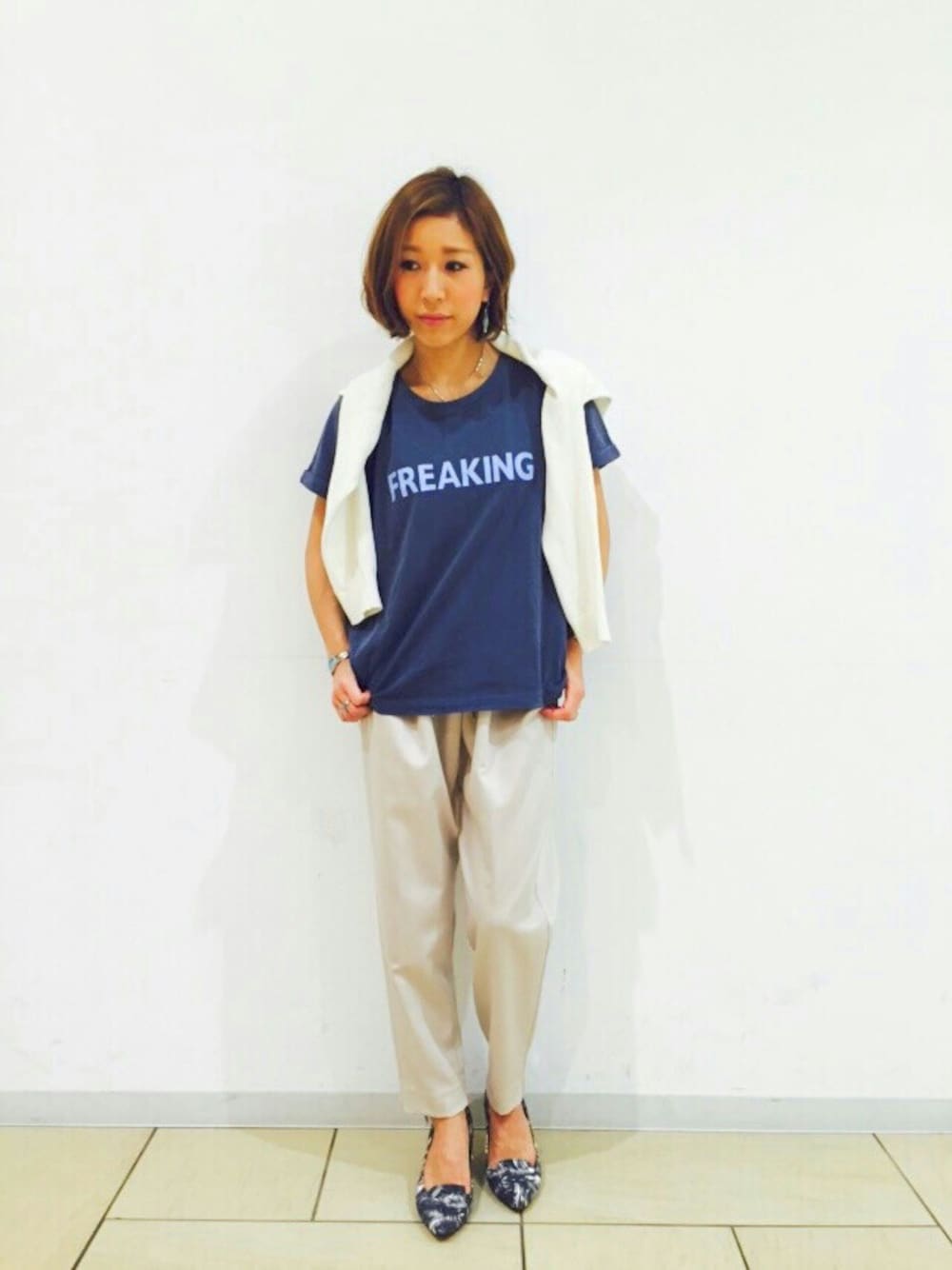 「ＭＹＳＥＬＦＡＢＡＨＯＵＳＥ、Tシャツ、ロゴプリント、七分丈パンツ、春夏コーデ、パンプス、リゾート柄」｜「MYSELF ABAHOUSEのリネンコットンカーディガン（カーディガン/ボレロ、ホワイト系）」を使った、konomiさん（レディース・150cm）の春コーディネートの1枚目の写真