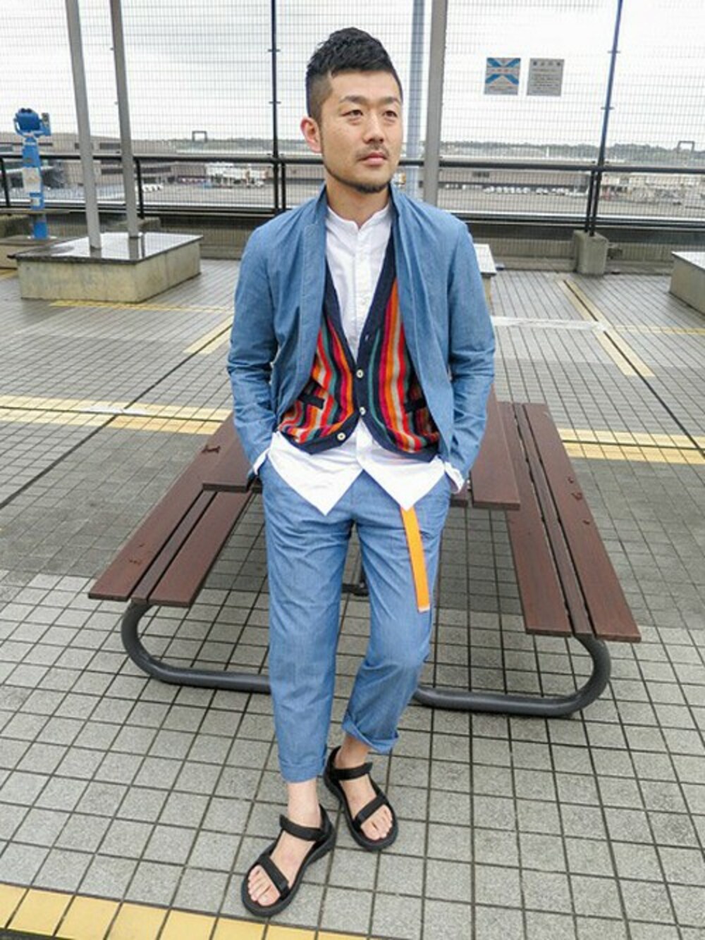 ブルー系のその他アウター、ブルー系のその他パンツ、ブルー系のニット/セーターを着用したメンズの春コーディネートの1枚目の写真