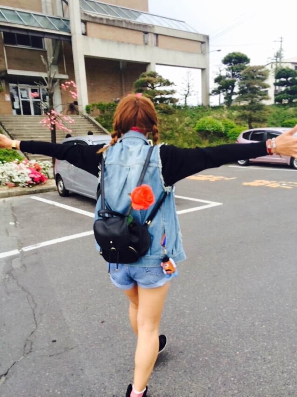 「デニムショートパンツ」｜「SLYのデニムベスト（デニムジャケット、ブルー系）」を使った、marimo♡さん（レディース・164cm）の春コーディネートの1枚目の写真