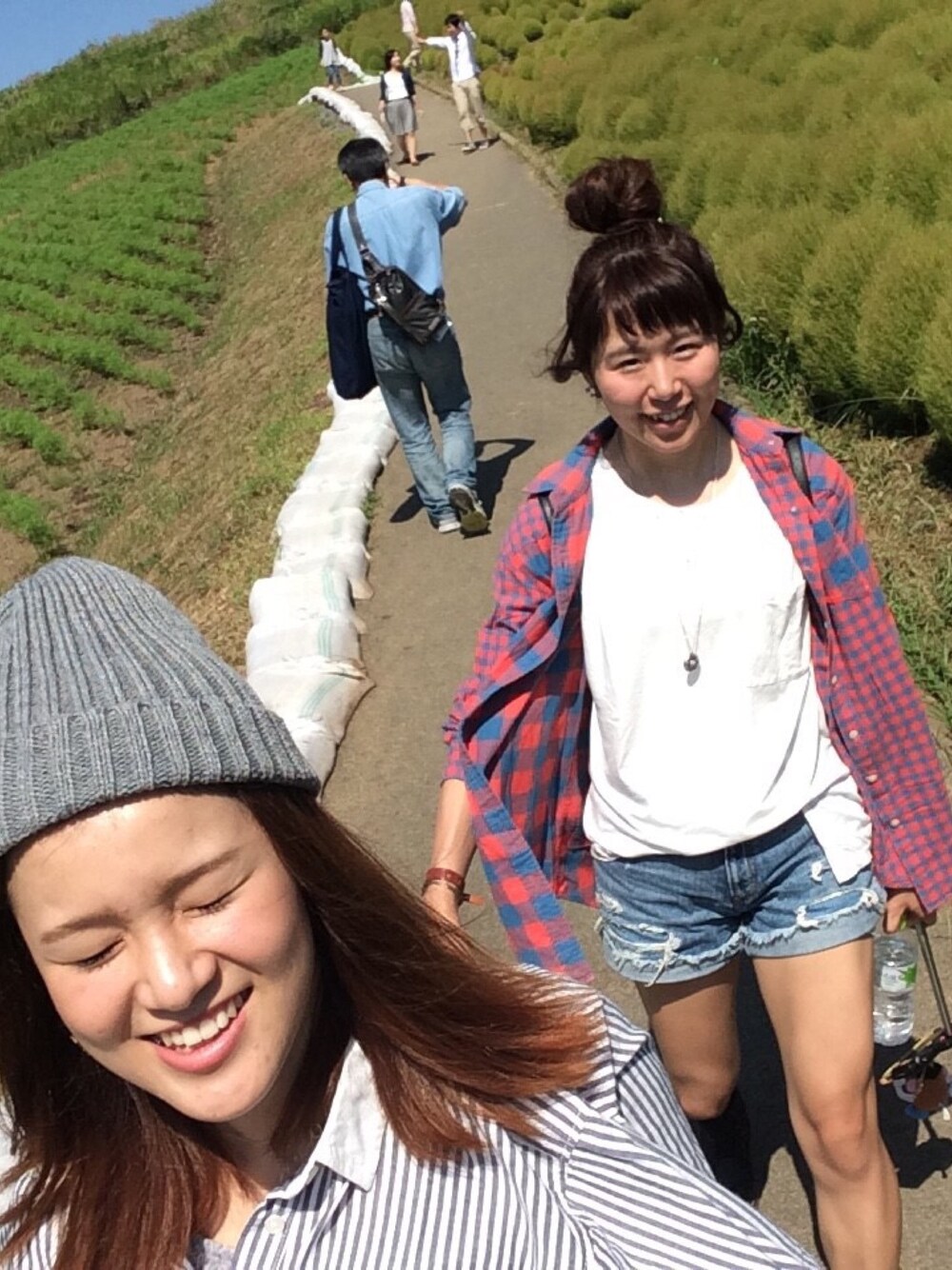 「海浜公園、快晴、チェックシャツ、ショートパンツ、デニム、白Tシャツ、お団子ヘアー」｜「MOUSSYのFRONT SLIT DOLMAN TEE J（Tシャツ/カットソー、ホワイト系）」を使った、marimo♡さん（レディース・164cm）の秋コーディネートの1枚目の写真