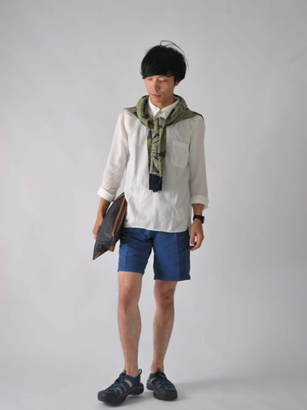 「クラッチバッグ、REMI RELIEF、patagonia、ショーツ、keen、水着、BUTTERO、カーディガン肩かけ」｜「REMI RELIEFのREMI RELIEF/シルクコットン　ロングスリーブシャツ（シャツ/ブラウス、ホワイト系）」を使った、kajiwaramasanoriさん（メンズ・173cm）の夏コーディネートの1枚目の写真