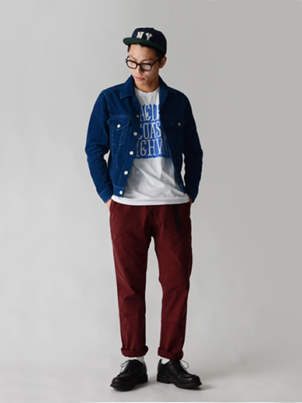 「Tシャツ、ベースボールキャップ、a vontade、Paraboot、EBBETS FIELD FLANNELS、GRAMICCI」｜「A VONTADEのA Vontade/ワンウォッシュ　インディゴコーデュロイ　ジャケット（デニムジャケット、ブルー系）」を使った、kajiwaramasanoriさん（メンズ・173cm）の夏コーディネートの1枚目の写真