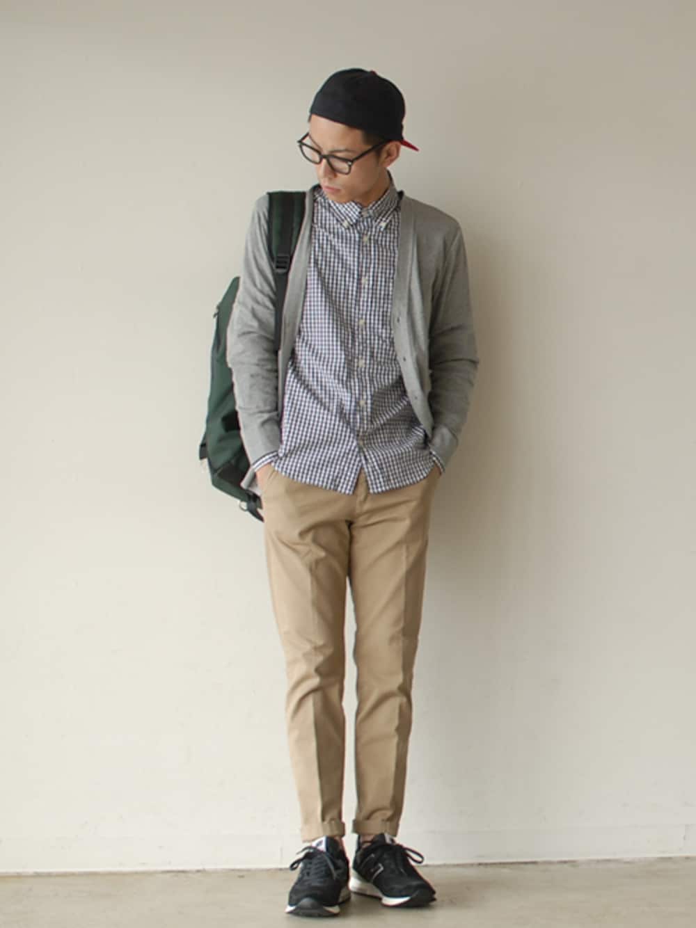 「カーディガン、スニーカー、New Balance、NEWERA、NEW ERA、ギンガムチェック、eel、NEW  BALANCE 」｜「Oldderby Knitwear/Vネック　コットンニットカーディガン（カーディガン/ボレロ、グレー系）」を使った、kajiwaramasanoriさん（メンズ・173cm）の夏コーディネートの1枚目の写真