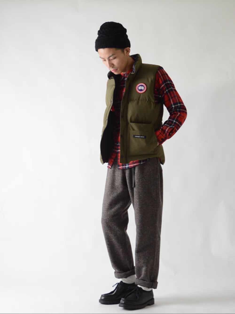 「ダウンベスト、ニットキャップ、Paraboot、CANADA GOOSE、シャツスタイル、KATO'」｜「CANADA GOOSEのCANADA GOOSE/FREESTYLE VEST 4150M/フリースタイルベスト　ダウンベスト（ダウンベスト、グリーン系）」を使った、kajiwaramasanoriさん（メンズ・173cm）の夏コーディネートの1枚目の写真