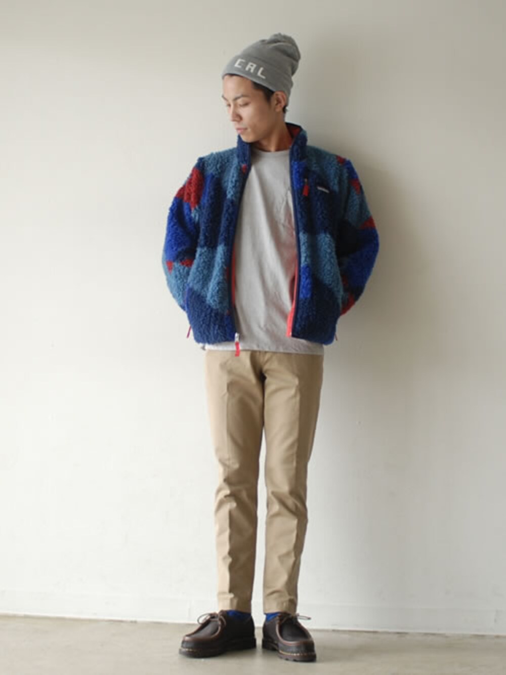 「ニット帽、チノパン、Tシャツ、ニットキャップ、patagonia、Paraboot、KATO'、Velvasheen」｜「Velva SheenのVelva Sheen/2パック　クルーネックTシャツ（Tシャツ/カットソー、グレー系）」を使った、kajiwaramasanoriさん（メンズ・173cm）の夏コーディネートの1枚目の写真