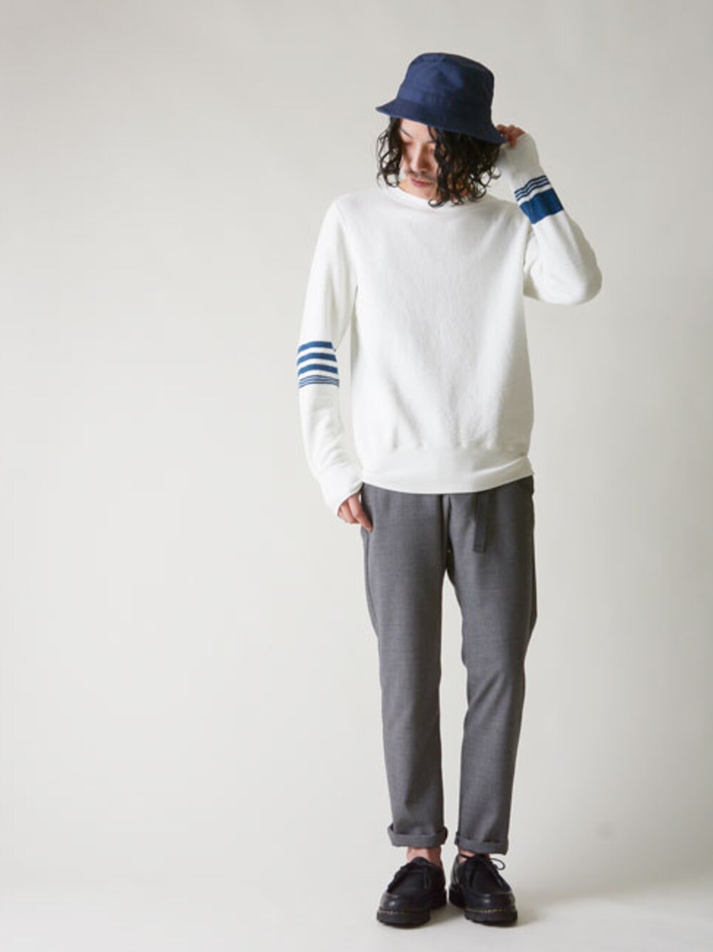 「スウェット、ボーダー、REMI RELIEF、スラックス、hat、Paraboot、nigelcabourn」｜「REMI RELIEFのREMI RELIEF/レミレリーフ/インディゴラインスウェットクルー（Tシャツ/カットソー、ホワイト系）」を使った、kajiwaramasanoriさん（メンズ・173cm）の春コーディネートの1枚目の写真