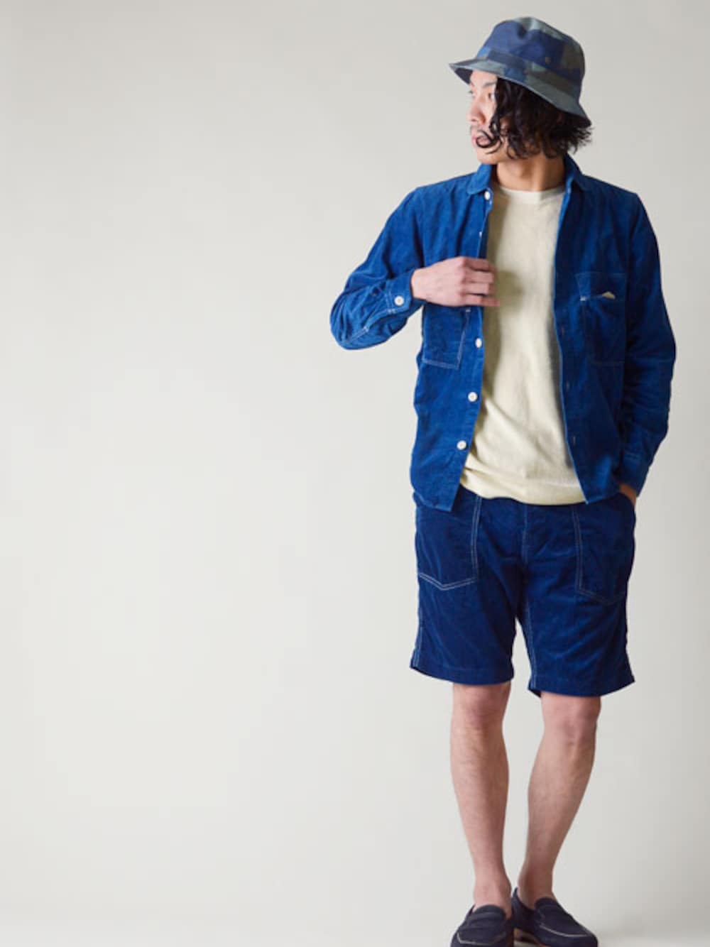 「セットアップ、コーデュロイ、ローファー、ハット、インディゴ、シャツスタイル、nigelcabourn、KATO'」｜「KATO`のKATO`/カトー/コーデュロイワークシャツ（シャツ/ブラウス、ブルー系）」を使った、kajiwaramasanoriさん（メンズ・173cm）の春コーディネートの1枚目の写真