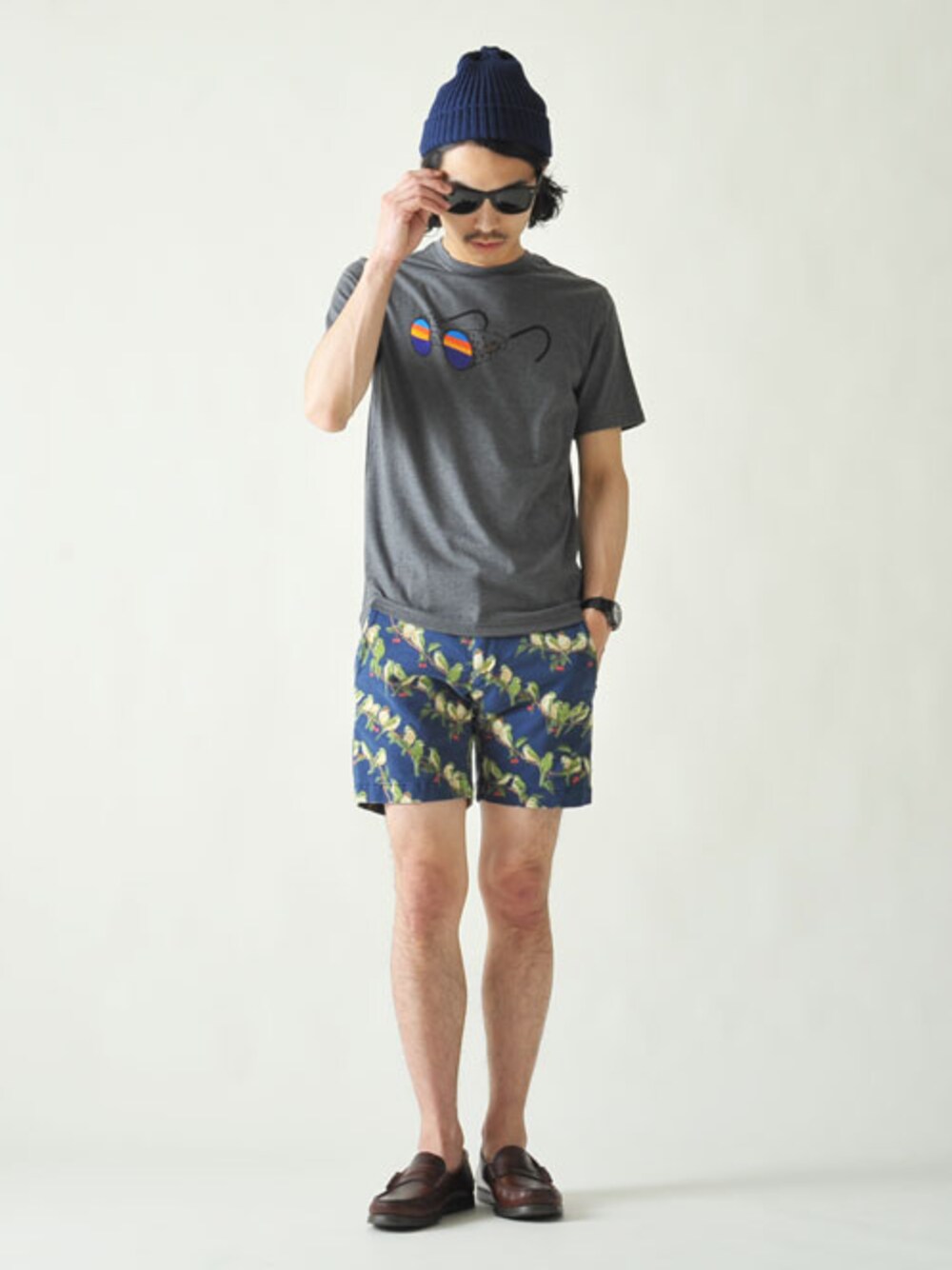 「ニット帽、REMI RELIEF、Tシャツ、サングラス、patagonia、デッキシューズ、ショーツ、Paraboot、ray ban」｜「patagoniaのpatagonia/Men's Rivet Logo T-Shirt（Tシャツ/カットソー、グレー系）」を使った、kajiwaramasanoriさん（メンズ・173cm）の春コーディネートの1枚目の写真