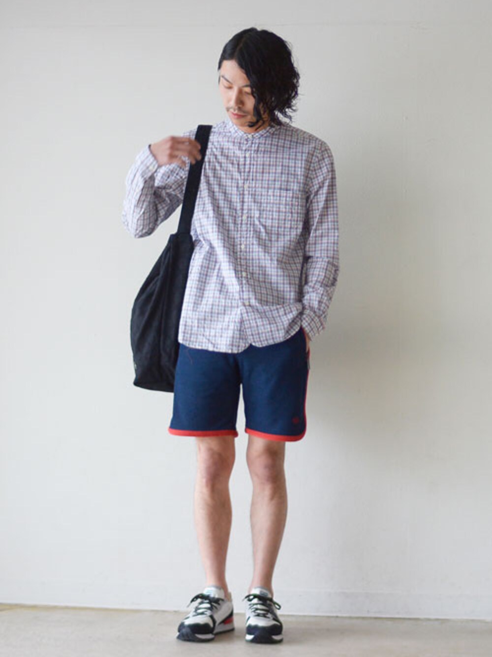 「スニーカー、チェックシャツ、ショルダーバッグ、ショートパンツ、PUMA、シャツスタイル、STILL BY HAND、KAPTAIN SUNSHINE、Highland Park」｜「STILL BY HANDのSTILL BY HAND/スティルバイハンド /チェックバンドカラーシャツ（シャツ/ブラウス、ホワイト系）」を使った、kajiwaramasanoriさん（メンズ・173cm）の春コーディネートの1枚目の写真