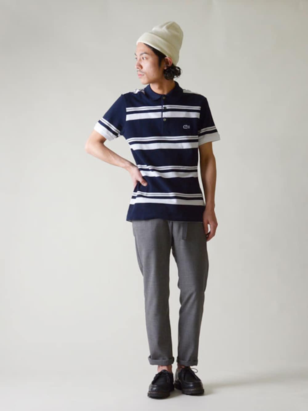 「ボーダー、ニット帽、スラックス、LACOSTE、Paraboot、ポロシャツ」｜「LACOSTEのLACOSTE/ラコステ/マキシストライプポロシャツ（ポロシャツ、ブラック系）」を使った、kajiwaramasanoriさん（メンズ・173cm）の春コーディネートの1枚目の写真