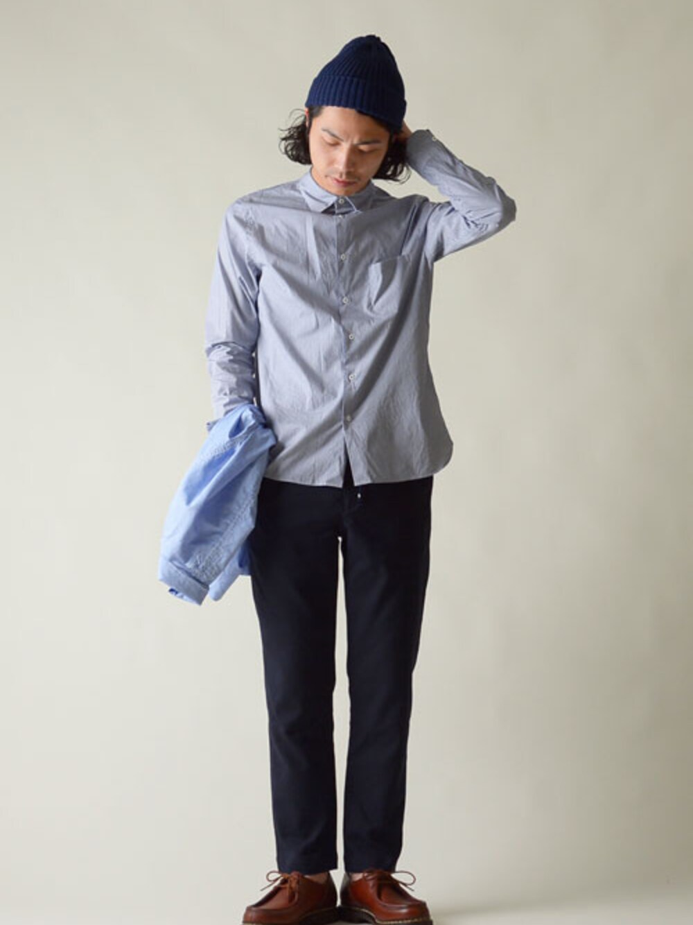「ニット帽、スラックス、Paraboot、シャツスタイル、STILL BY HAND、COOCHUCAMP」｜「STILL BY HANDのSTILL BY HAND/スティルバイハンド/ラウンドカラー隠しボタンダウンシャツ（シャツ/ブラウス、ブルー系）」を使った、kajiwaramasanoriさん（メンズ・173cm）の春コーディネートの1枚目の写真
