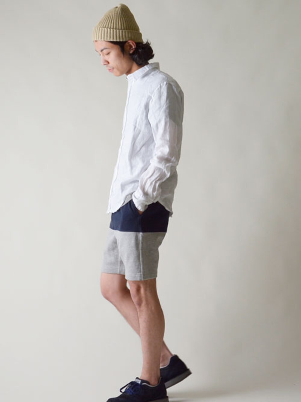 「スウェットパンツ、スニーカー、ニット帽、ショートパンツ、a vontade、シャツスタイル、Frank＆Eileen、HERSEY」｜「Frank&EileenのFrank&Eileen/フランクアンドアイリーン/PAUL LINEN/リネンシャツ（シャツ/ブラウス、ホワイト系）」を使った、kajiwaramasanoriさん（メンズ・173cm）の春コーディネートの1枚目の写真