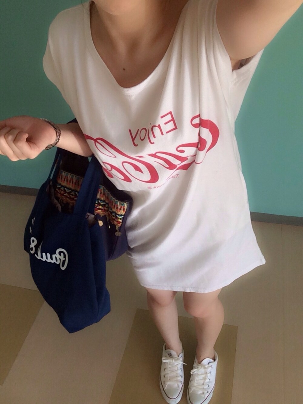 「コンバース、ワンピース、ショートパンツ、白、白スニーカー、TOMMY、コカコーラ、American Eagle」｜「TOMMY Hersのアイテム（ワンピース、ホワイト系）」を使った、mai16さん（レディース・155cm）の夏コーディネートの1枚目の写真