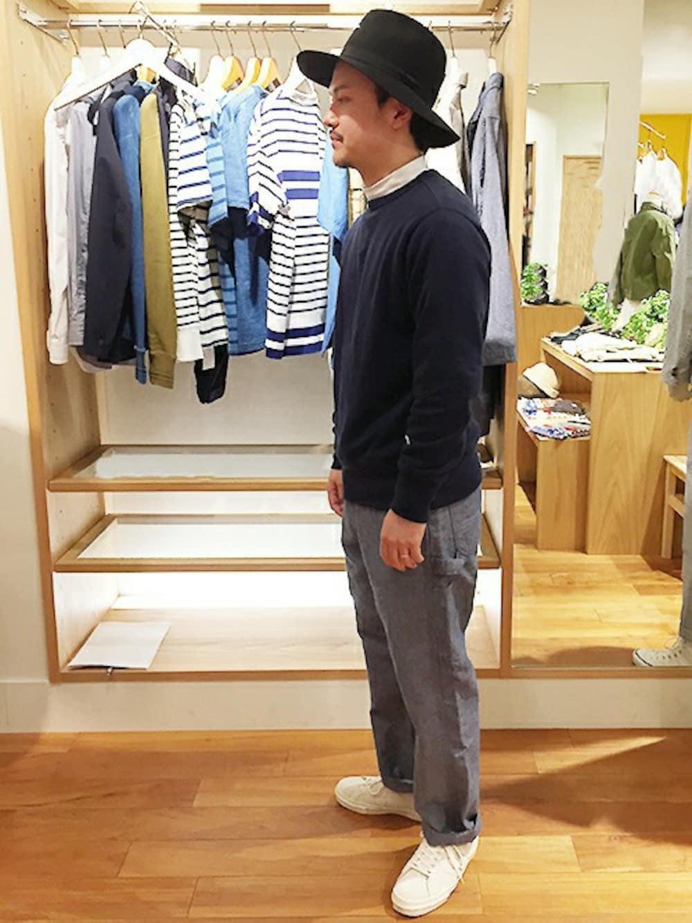 ブルー系のその他パンツを着用したメンズの冬コーディネートの1枚目の写真