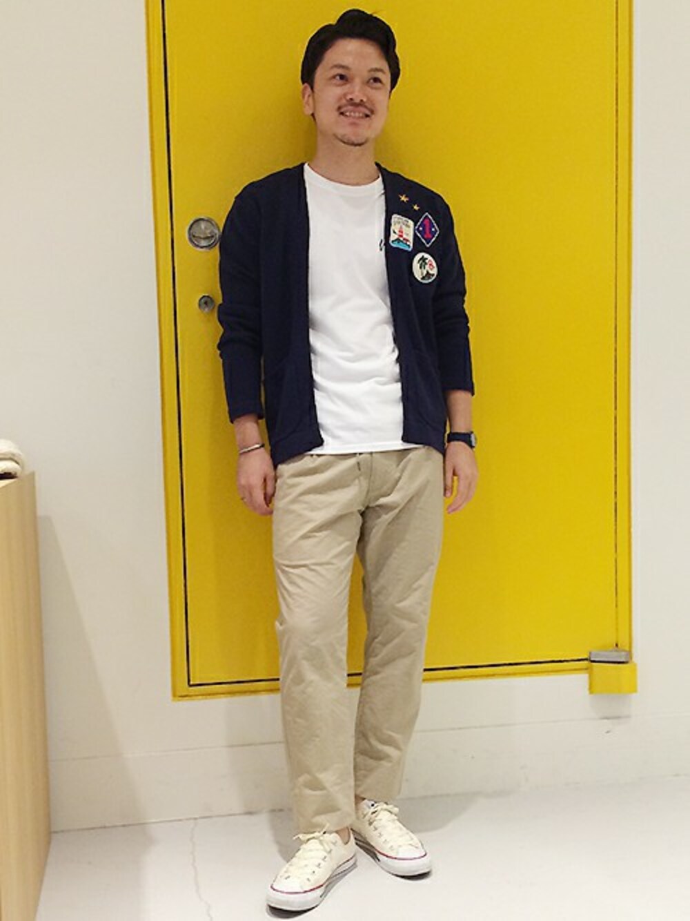 ブルー系のカーディガン/ボレロ、ベージュ系のその他パンツを着用したメンズの秋コーディネートの1枚目の写真