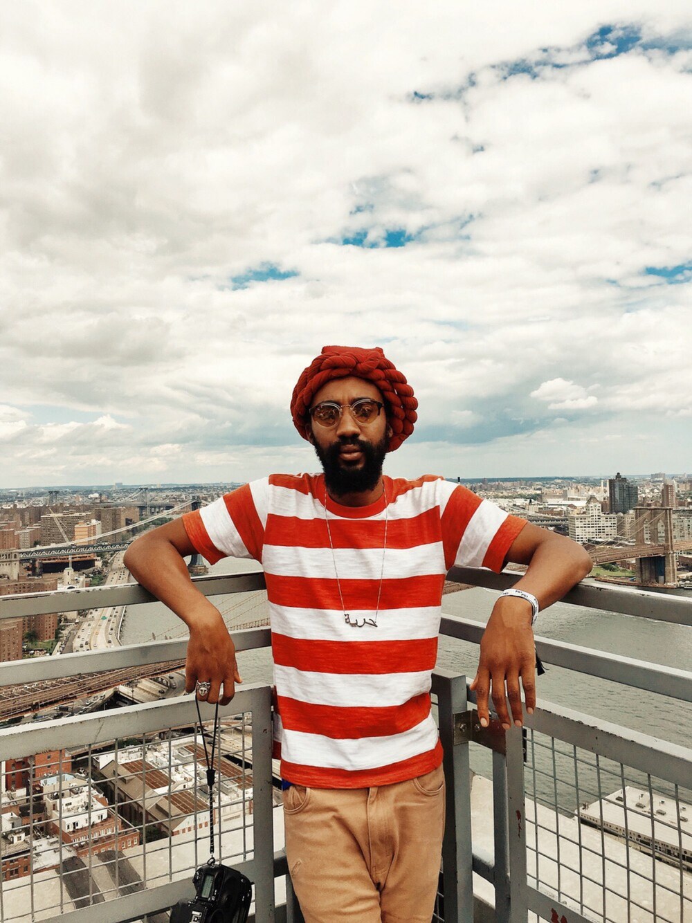 「New York City、gltkt、sailorstripes_TBrand」｜「BUCOのアイテム（Tシャツ/カットソー、レッド系）」を使った、MaachewBentleyさん（メンズ・180cm）の夏コーディネートの1枚目の写真