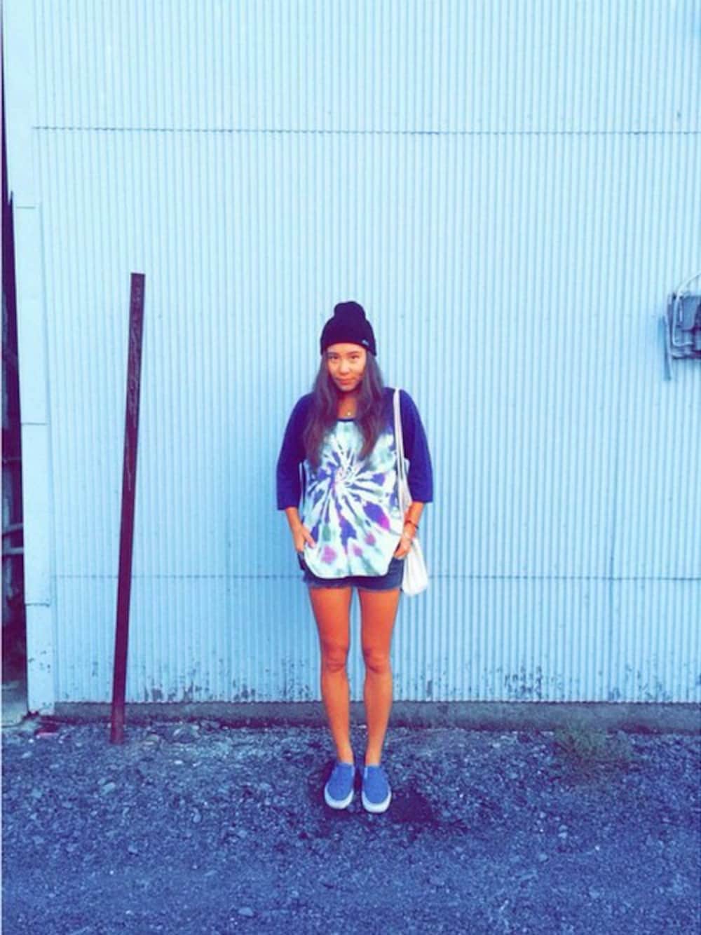 「スニーカー、ニット帽、ショートパンツ、タイダイ柄、ROXY」｜「ROXYのFREEDOM LOVERS TEE（その他トップス、ブルー系）」を使った、KANAさん（レディース・163cm）の秋コーディネートの1枚目の写真