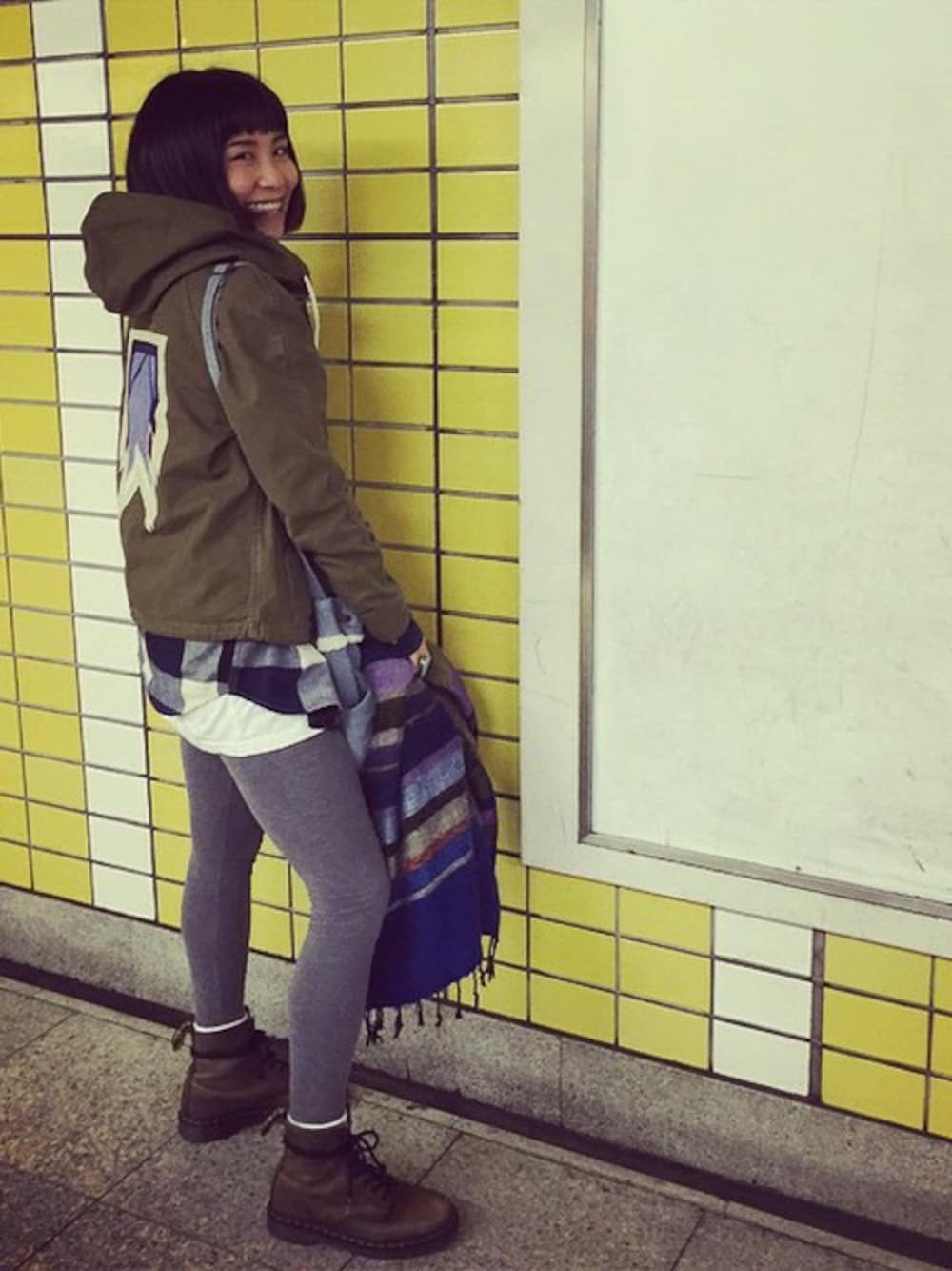 ブルー系のシャツ/ブラウス、グリーン系のミリタリージャケットを着用したレディースの春コーディネートの1枚目の写真