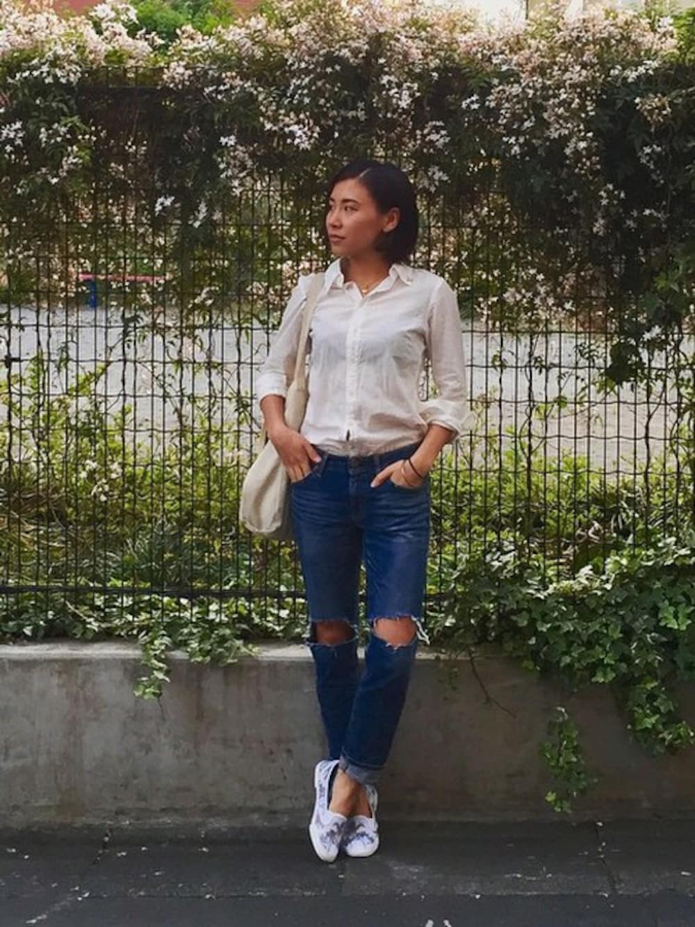 ホワイト系のその他シューズを着用したレディースの春コーディネートの1枚目の写真