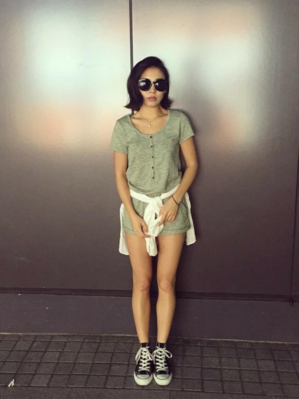 グリーン系のつなぎ/オールインワンを着用したレディースの夏コーディネートの1枚目の写真