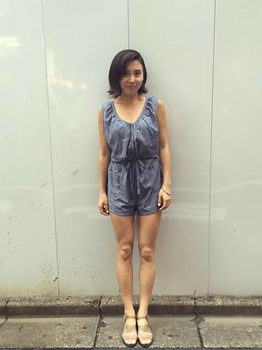 ブルー系のつなぎ/オールインワンを着用したレディースの夏コーディネートの1枚目の写真