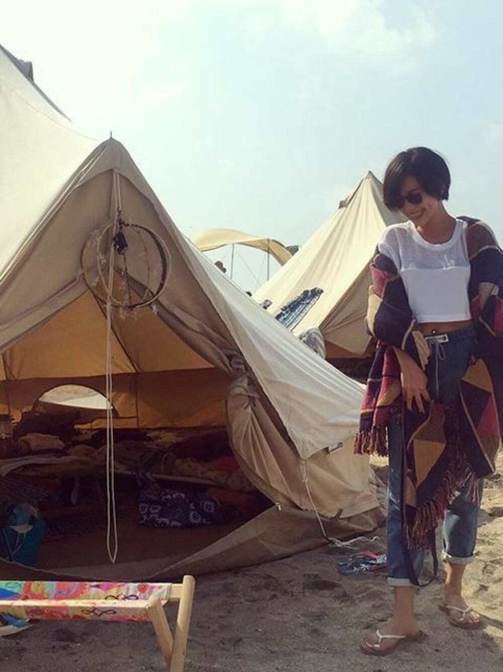 「スウェット、デニム、Tシャツ、サングラス、キャンプ、ROXY、ビーチサンダル、ビーチスタイル、CAMP」｜「ROXYのFONZY PANT（その他パンツ、ブルー系）」を使った、KANAさん（レディース・163cm）の秋コーディネートの1枚目の写真