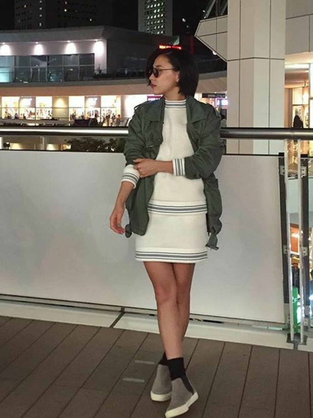 ホワイト系のその他トップス、ブラック系のスカート、グレー系のブーツを着用したレディースの秋コーディネートの1枚目の写真