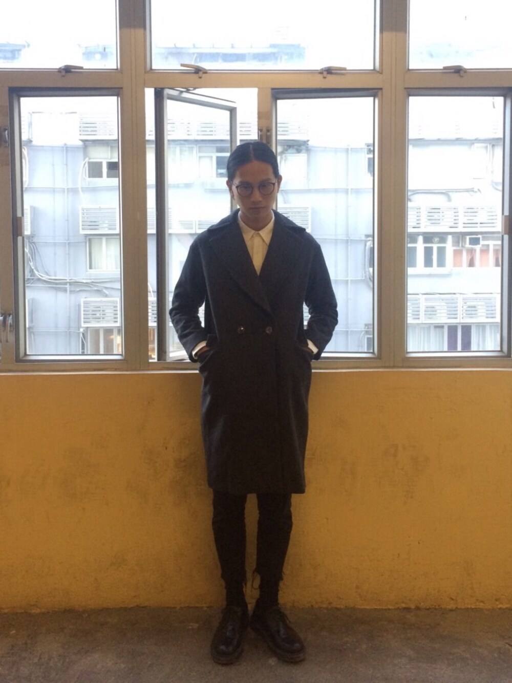 「hk、hkboy、Hong Kong、H&M、Dr.Martens、here come freaks」｜「H&Mのアイテム（ダッフルコート、グレー系）」を使った、Chung Sc Lamさん（メンズ・175cm）の冬コーディネートの1枚目の写真