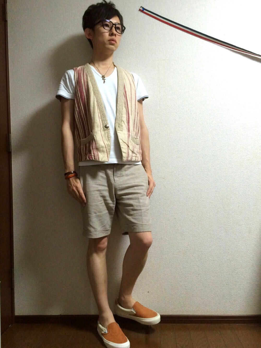 ベージュ系のベスト、ホワイト系のTシャツ/カットソー、ベージュ系のその他パンツを着用したメンズの夏コーディネートの1枚目の写真