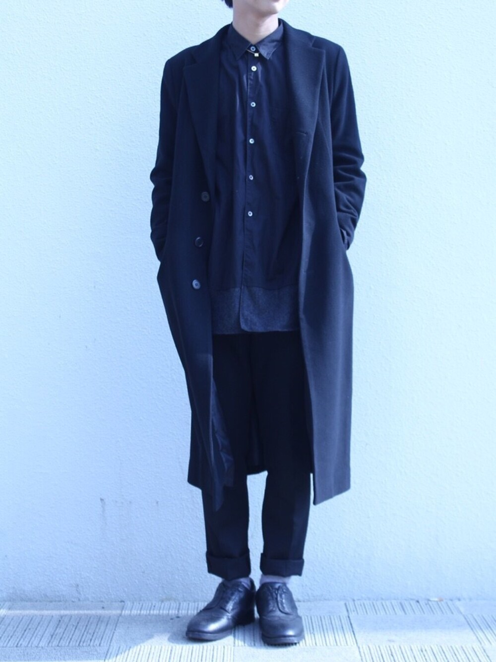 「オールブラック、ALL BLACK、チェスターコート、コムデギャルソン、ラッドミュージシャン、古着、foot the coacher、SPECTUSSHOECO.」｜「COMME des GARCONSのアイテム（シャツ/ブラウス、ブラック系）」を使った、noriさん（メンズ・177cm）の秋コーディネートの1枚目の写真
