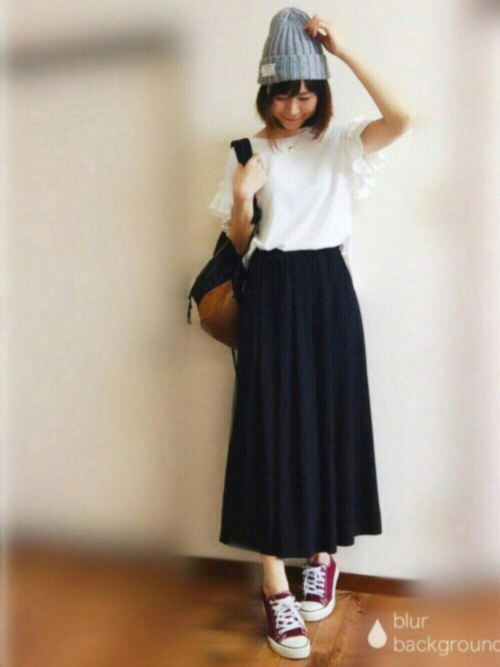 ホワイト系のTシャツ/カットソー、ブラック系のパンツ、レッド系のスニーカーを着用したレディースの夏コーディネートの1枚目の写真