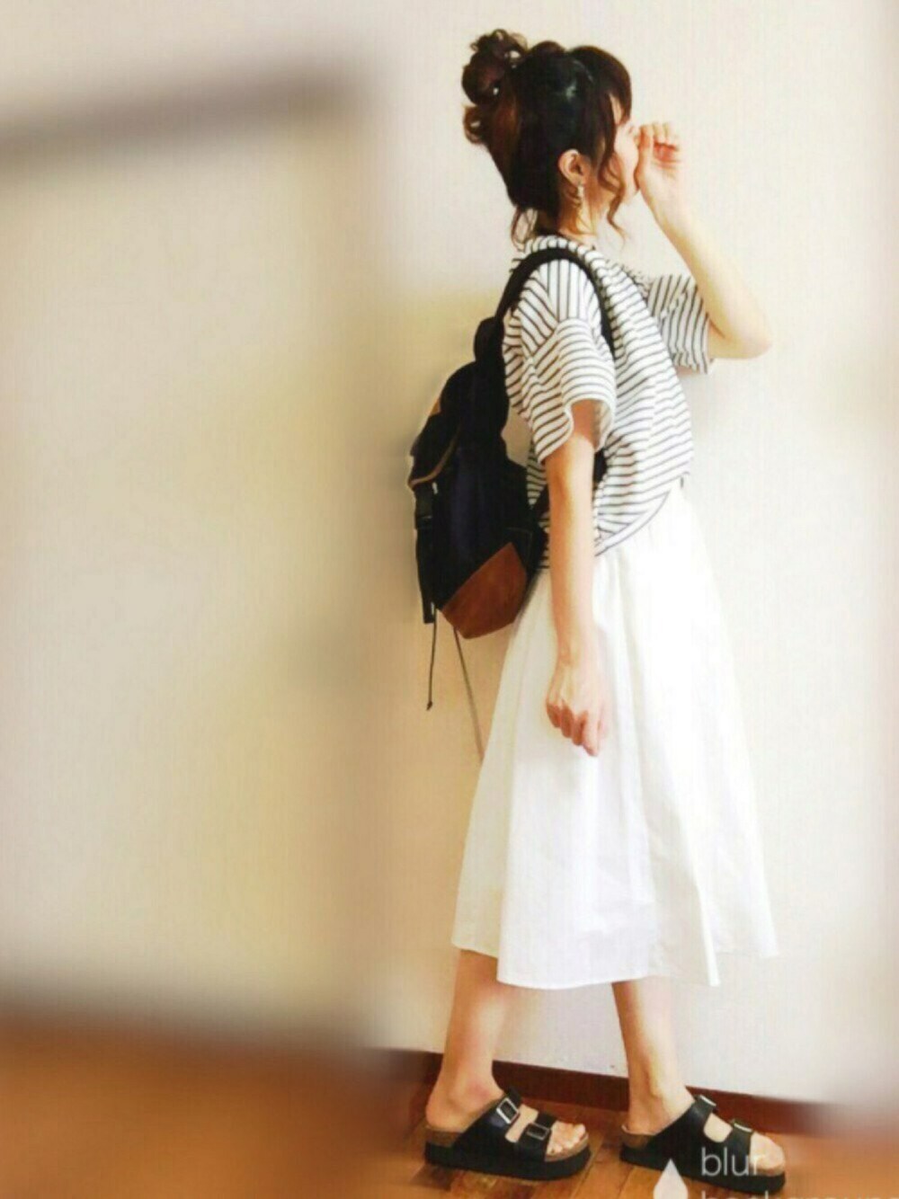 ホワイト系のTシャツ/カットソー、ホワイト系のスカート、ブラック系のサンダルを着用したレディースの夏コーディネートの1枚目の写真