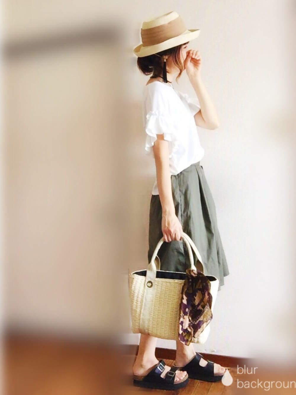 グリーン系のその他パンツ、その他のかごバッグ、ホワイト系のTシャツ/カットソーを着用したレディースの夏コーディネートの1枚目の写真