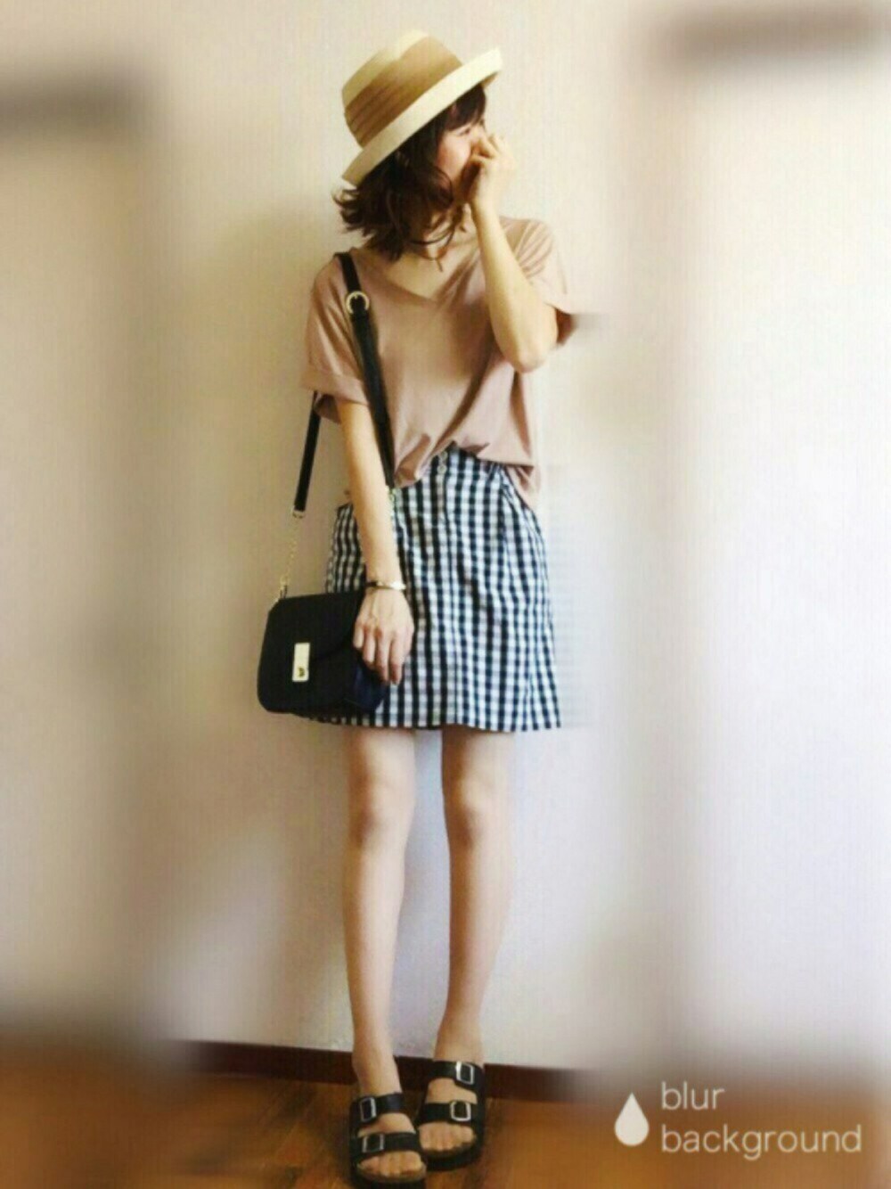 ベージュ系のTシャツ/カットソー、ブラック系のスカート、ブラック系のショルダーバッグを着用したレディースの夏コーディネートの1枚目の写真