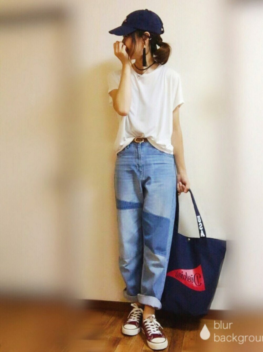 ブルー系のデニムパンツ、ホワイト系のTシャツ/カットソー、レッド系のスニーカーを着用したレディースの夏コーディネートの1枚目の写真