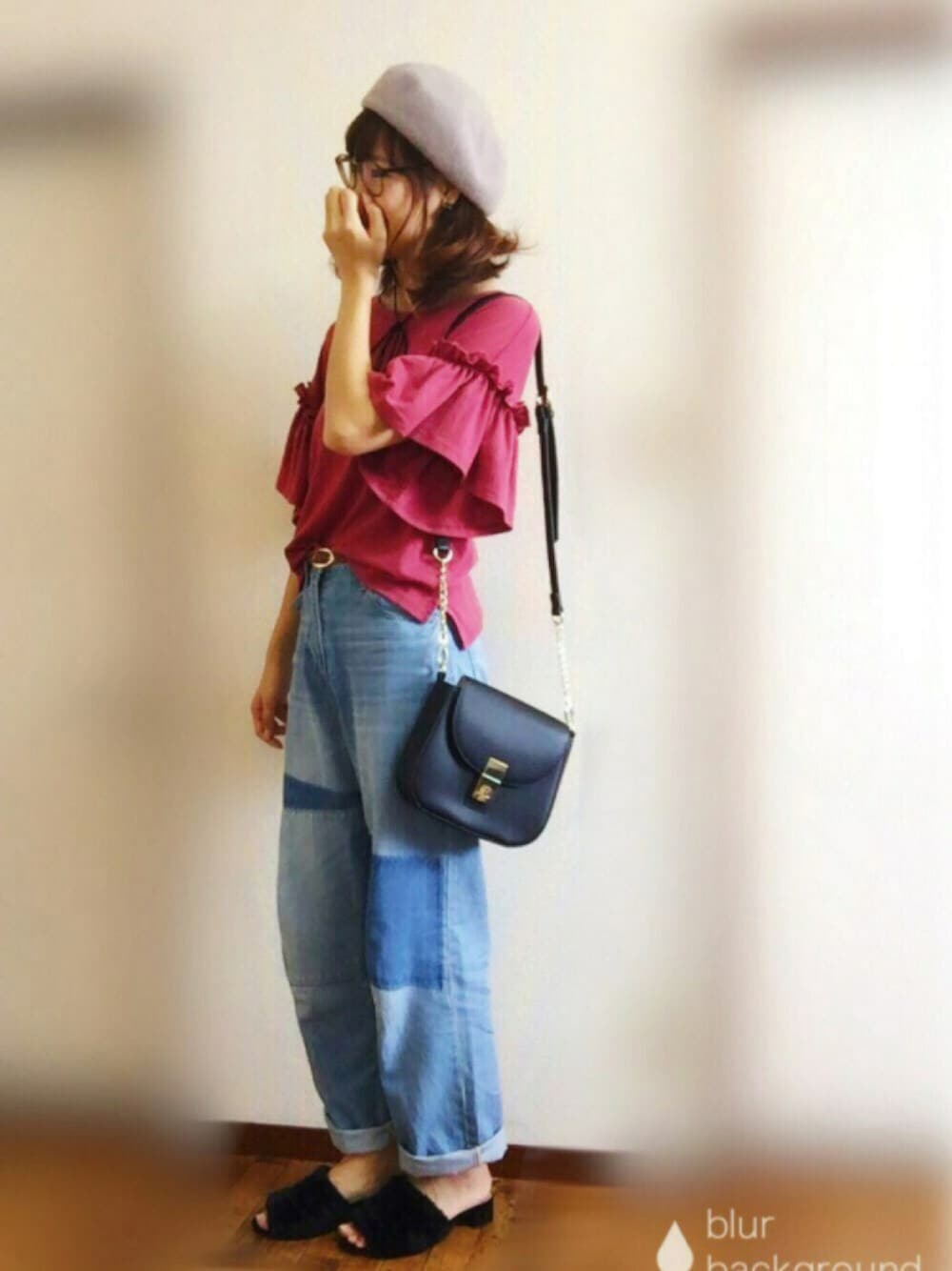 ピンク系のTシャツ/カットソー、ブルー系のデニムパンツ、ブラック系のショルダーバッグを着用したレディースの秋コーディネートの1枚目の写真