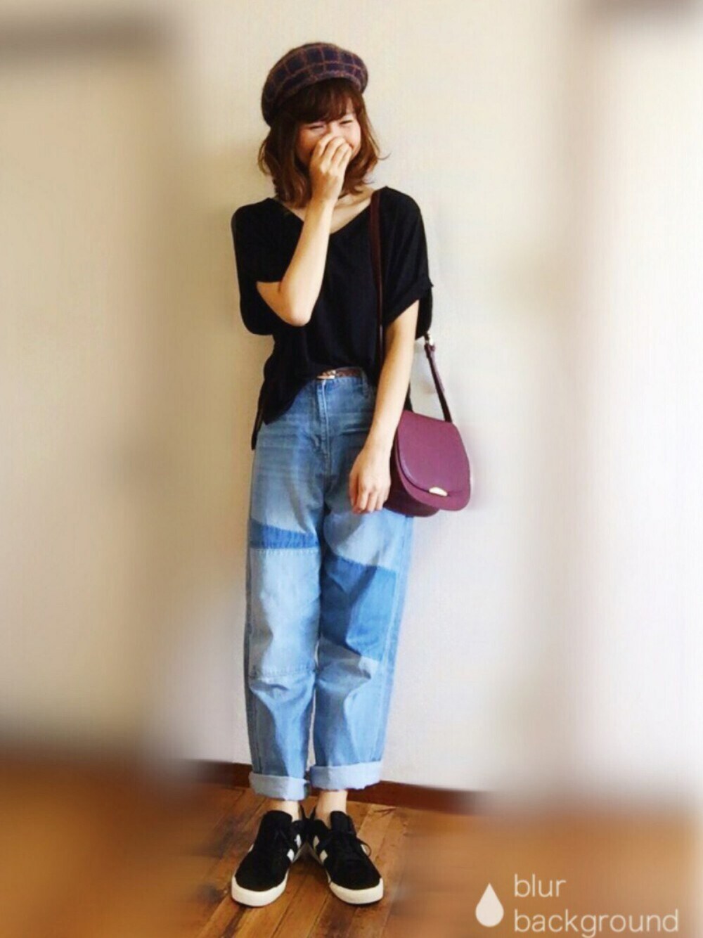 ブラック系のTシャツ/カットソー、ブルー系のデニムパンツ、レッド系のショルダーバッグを着用したレディースの秋コーディネートの1枚目の写真