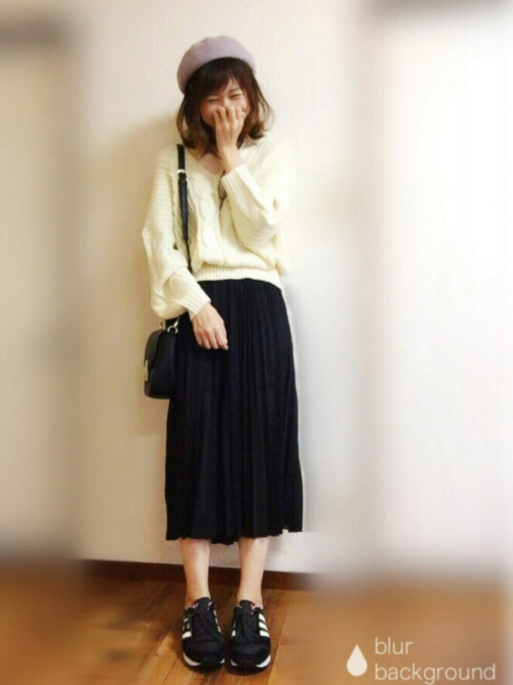 ホワイト系のニット/セーター、ブラック系のその他パンツ、ブラック系のスニーカーを着用したレディースの秋コーディネートの1枚目の写真