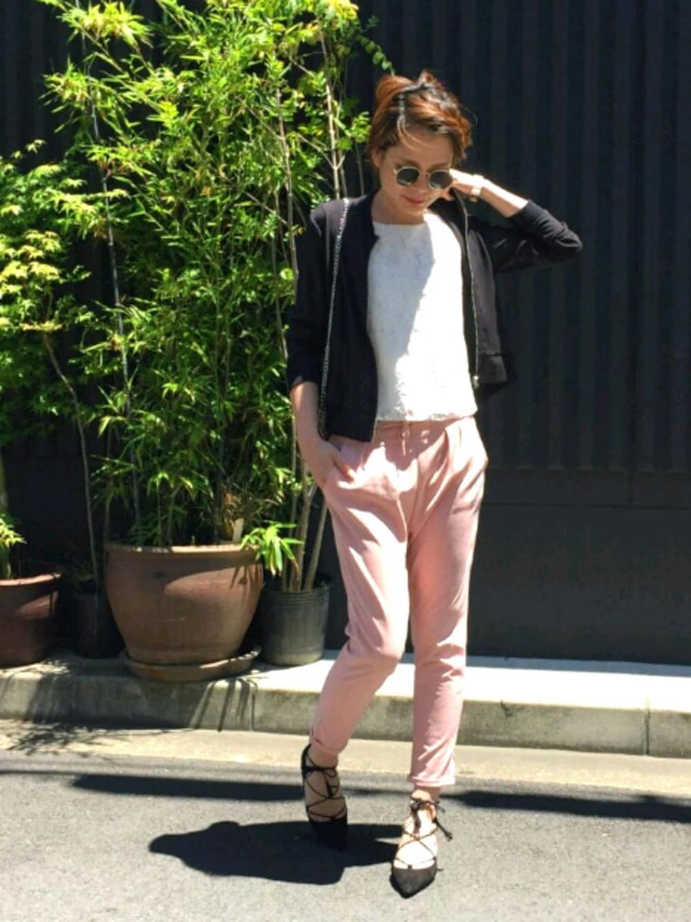 ピンク系のその他パンツ、ブラック系のサンダル、ホワイト系のシャツ/ブラウスを着用したレディースの春コーディネートの1枚目の写真