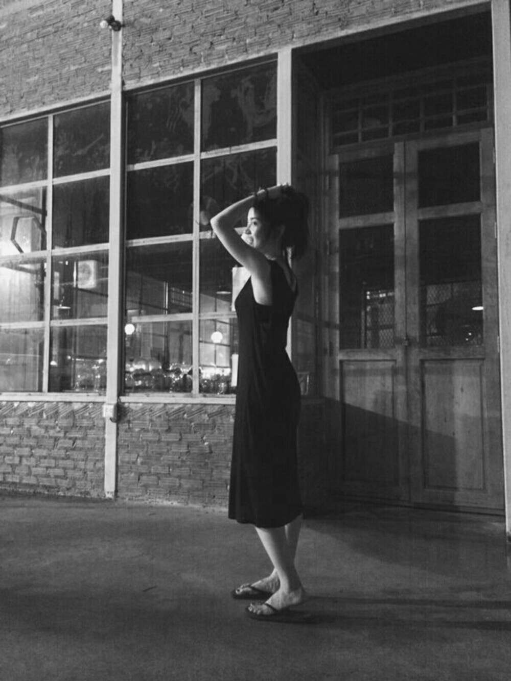 ブラック系のワンピース、ブラック系のビーチサンダルを着用したレディースの冬コーディネートの1枚目の写真